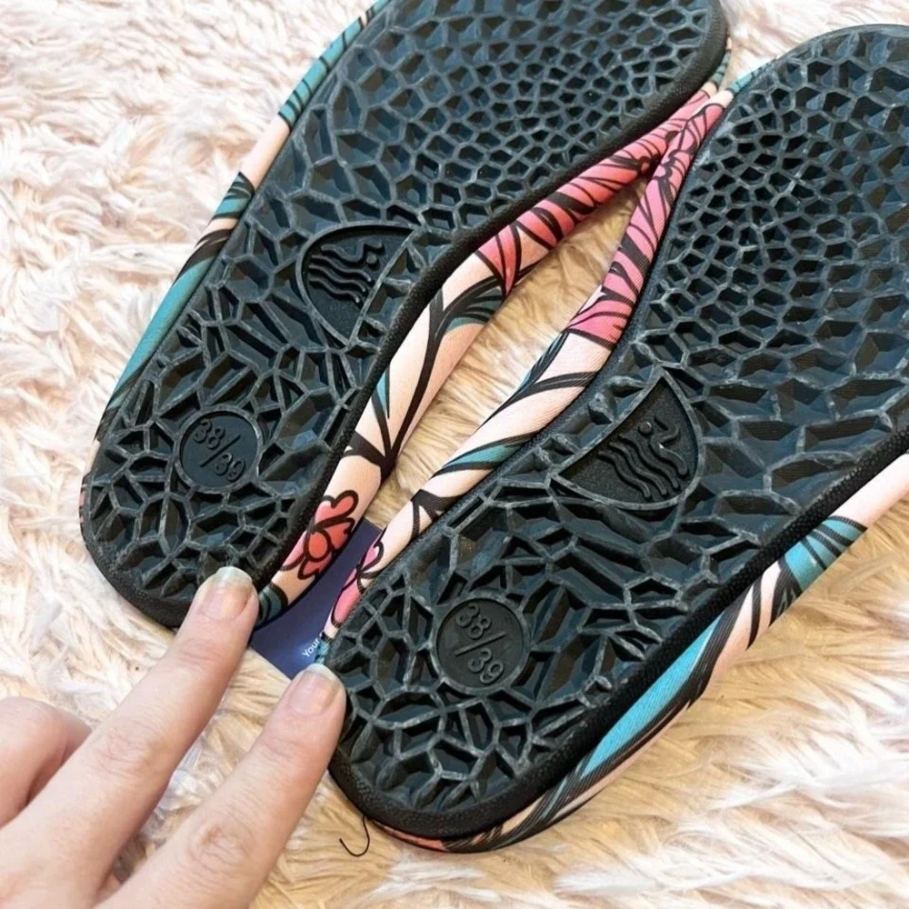 Watelves Water Socks Lightweight Grippy Beachy Waterpark Shoes‎ Woman's 7/8